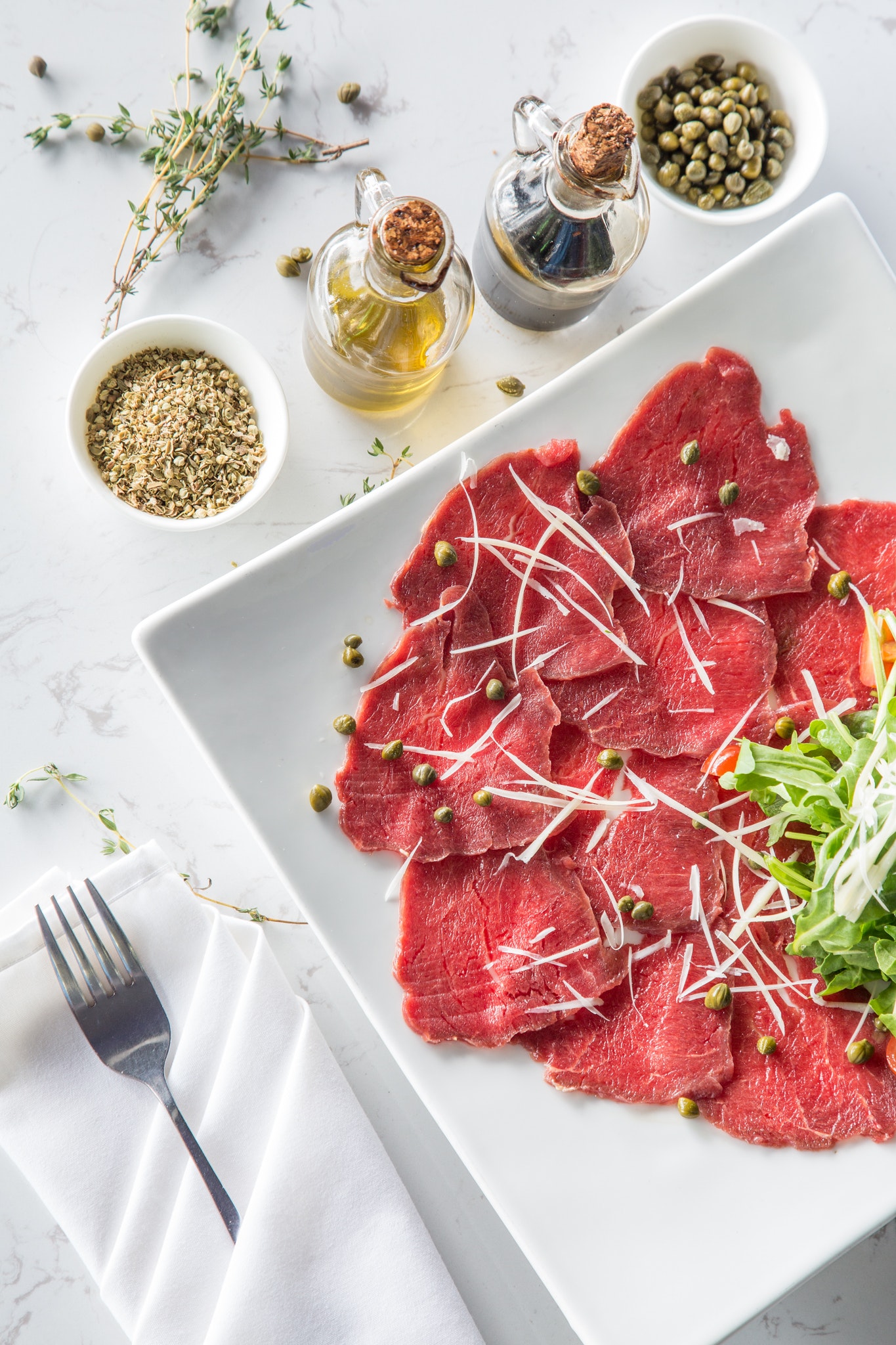 Carpaccio på tallrik och kryddor